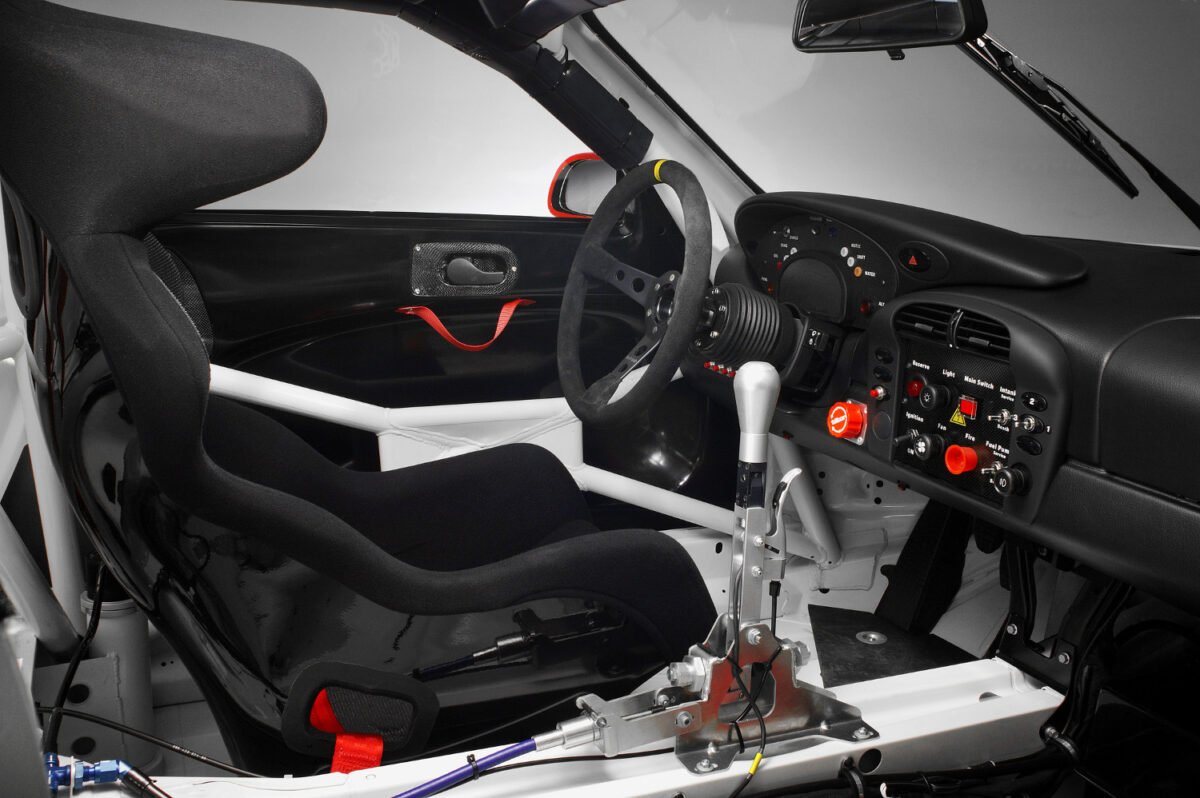2004 Porsche 911 GT3 RSR cockpit