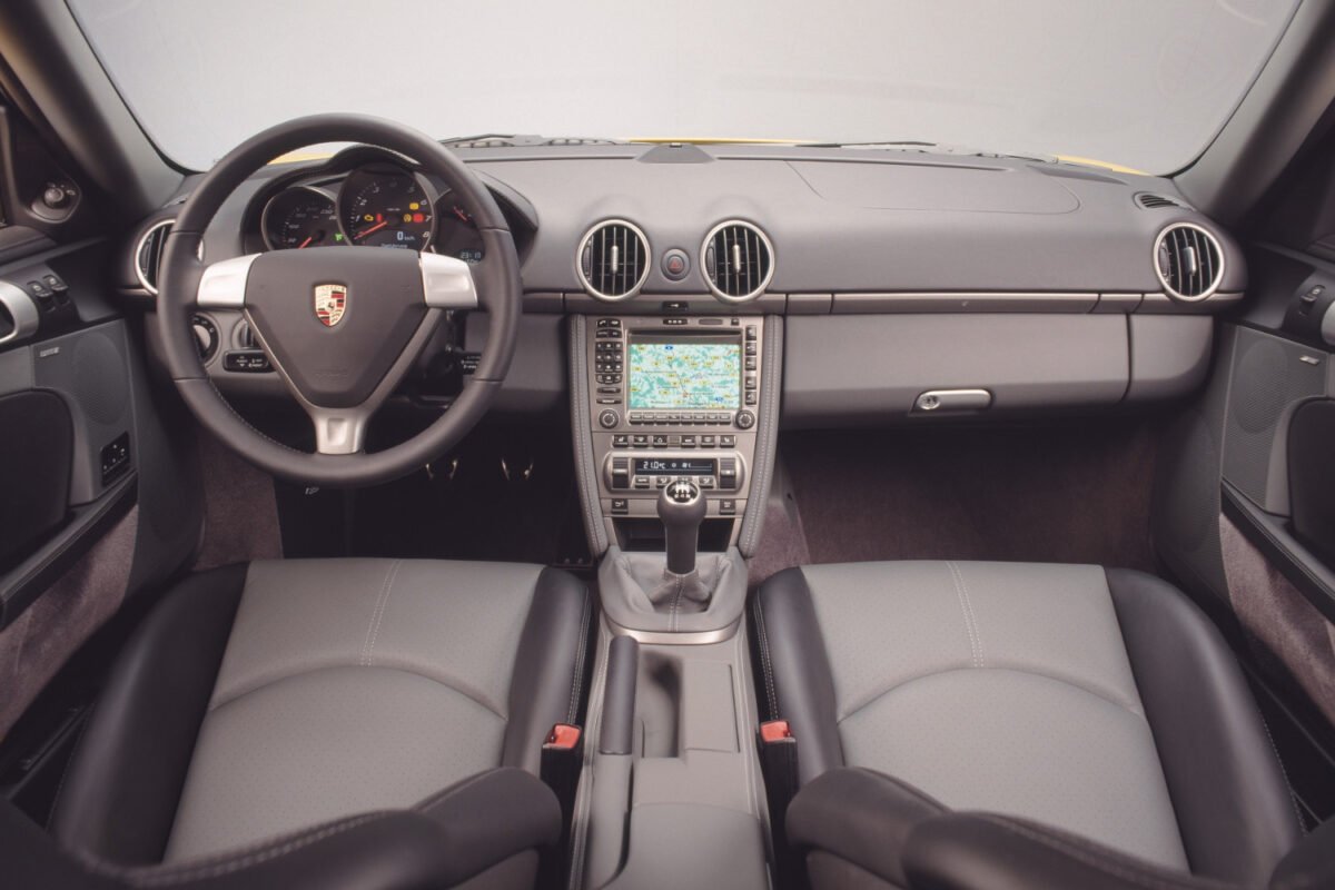 2007 Porsche Cayman cabin