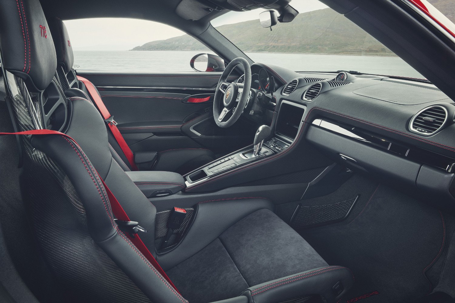 Peek Inside – 2020 Porsche 718 Cayman T Interior