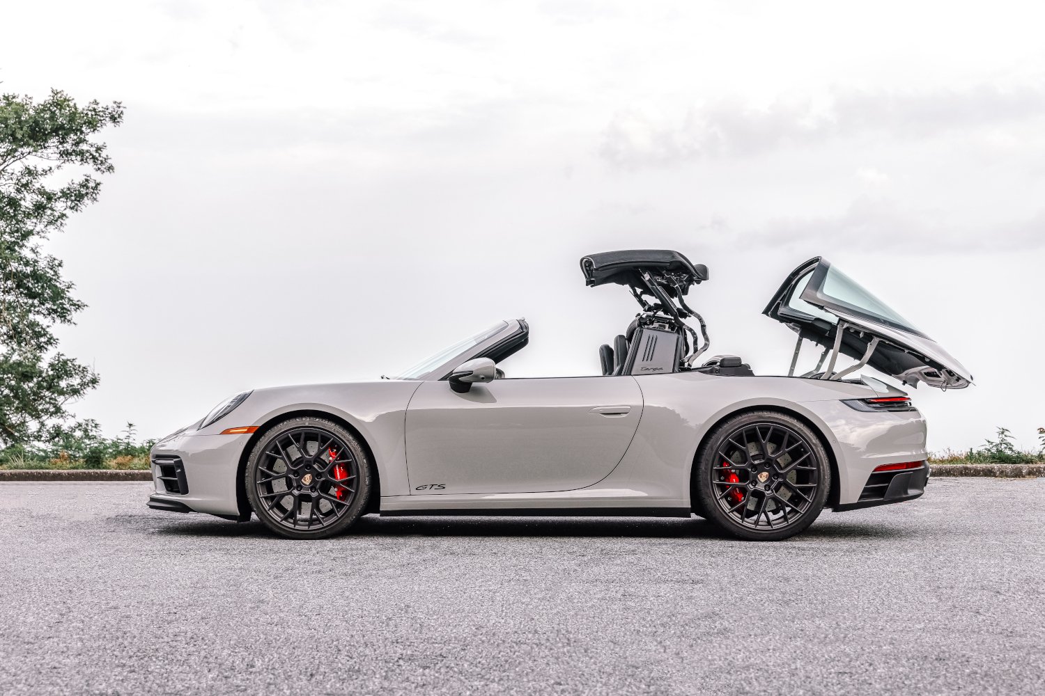 How does the Porsche 911 (992) Targa Roof Work?